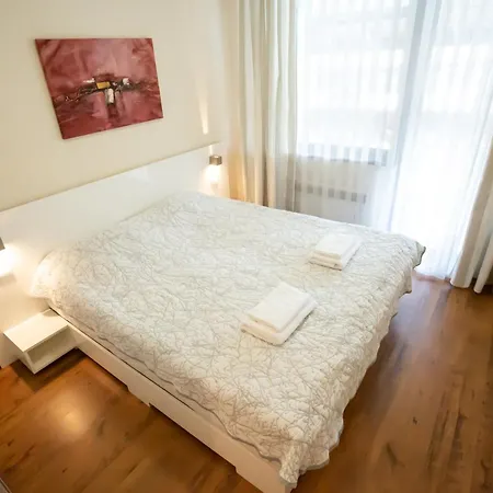 Cozy And Warm With A Separate Bedroom